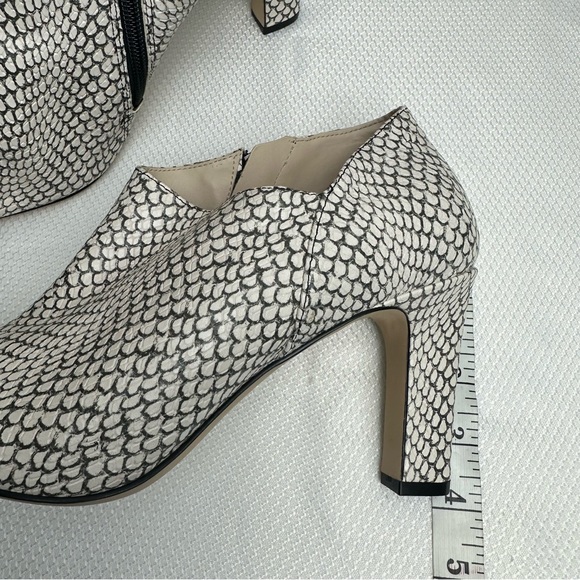 Cole Haan Vestry Pointed Toe Pump Black/White Snake Embossed Leather Sz 9B - Picture 6 of 8